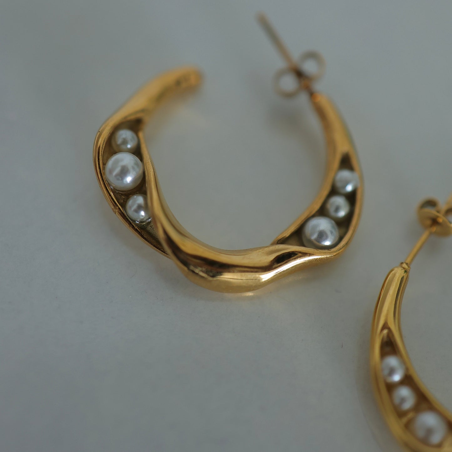 Wave Pearl Hoops || DV150