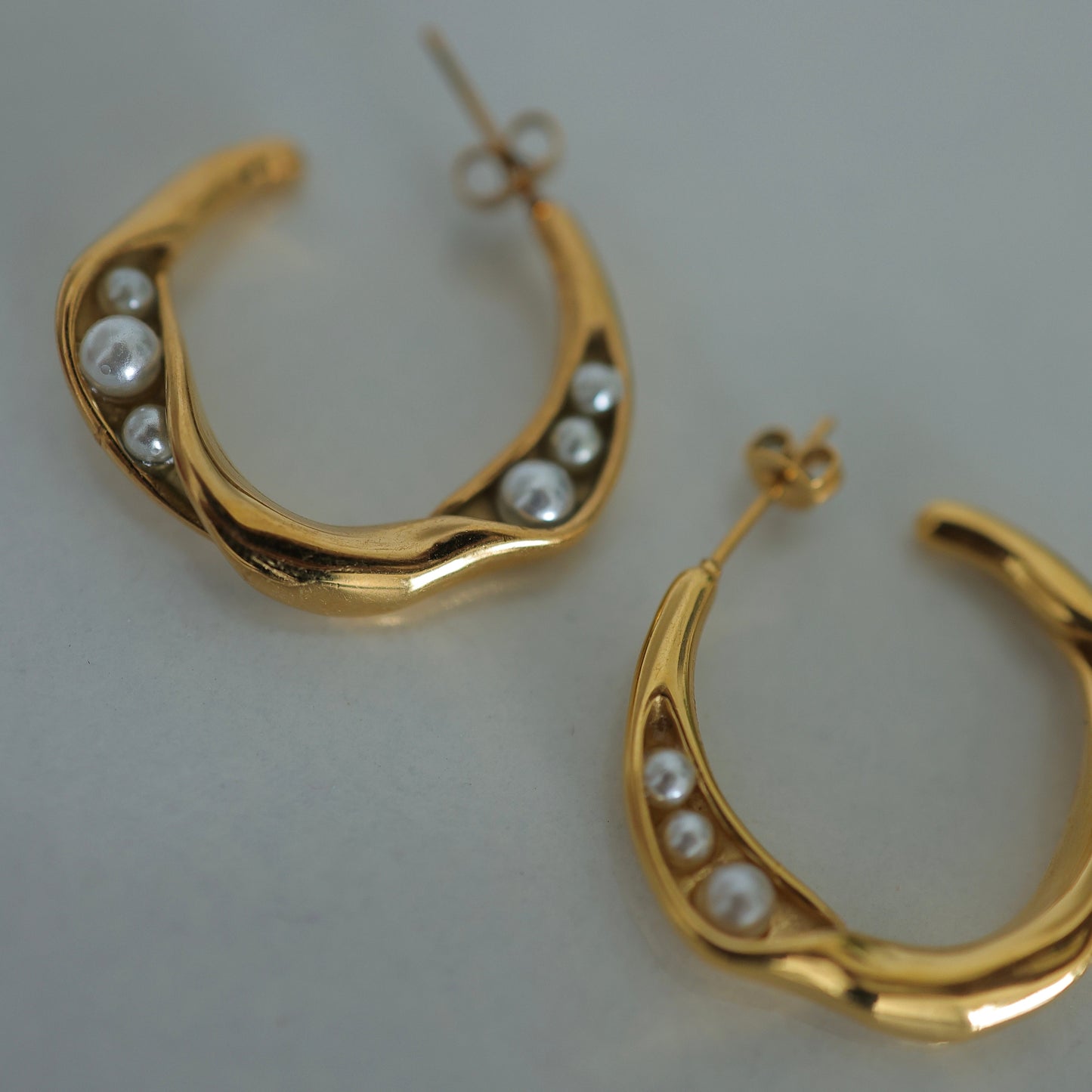 Wave Pearl Hoops || DV150