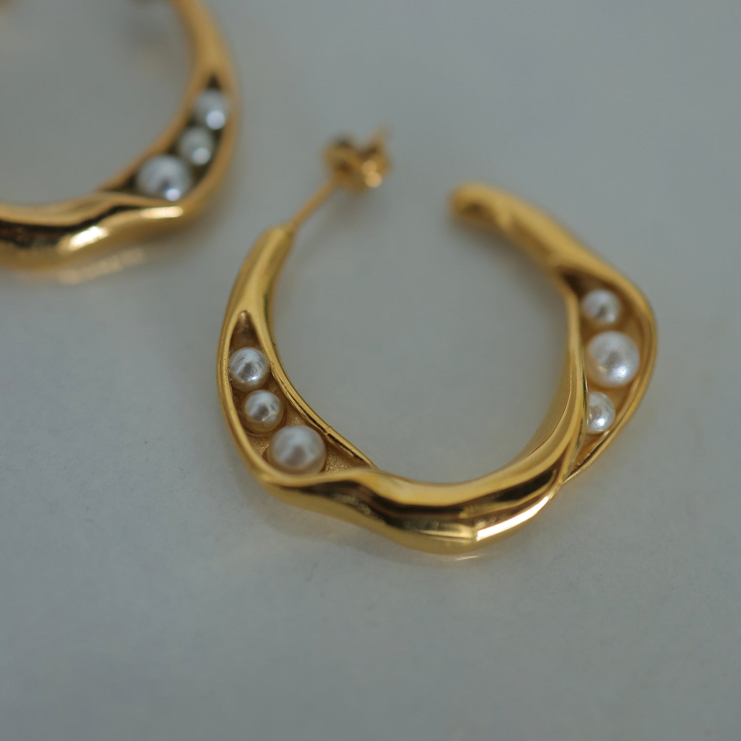 Wave Pearl Hoops || DV150