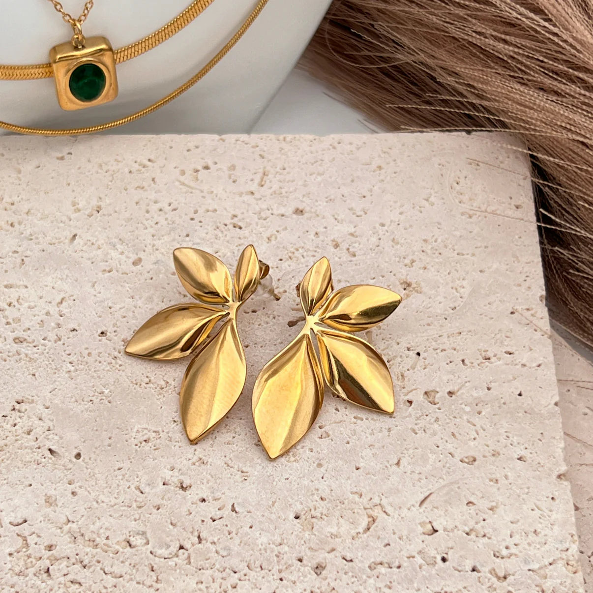 Gilded Leaf Earrings || DV54