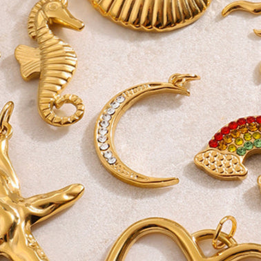 Crescent Moon Charm || DV38