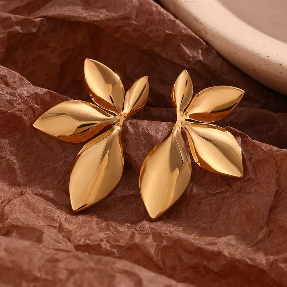 Gilded Leaf Earrings || DV54