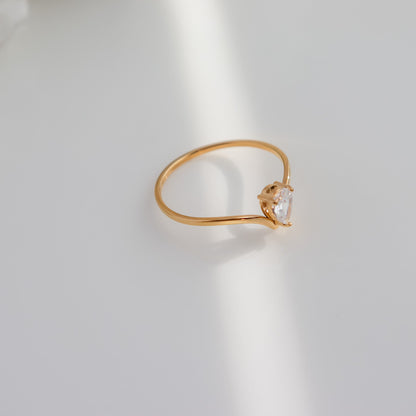 Aria V-Set Pear Ring || DV213