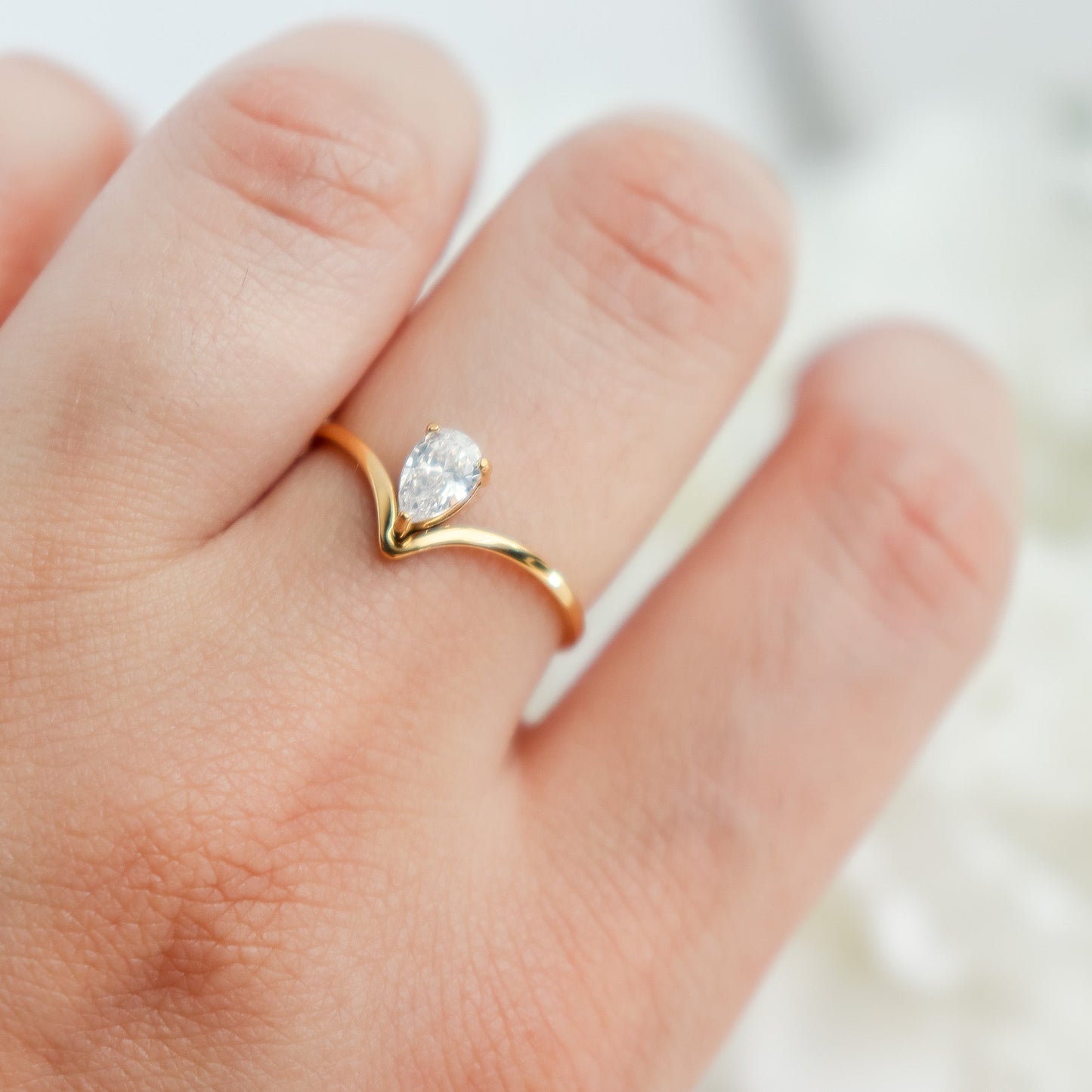 Aria V-Set Pear Ring || DV213