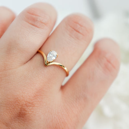 Aria V-Set Pear Ring || DV213