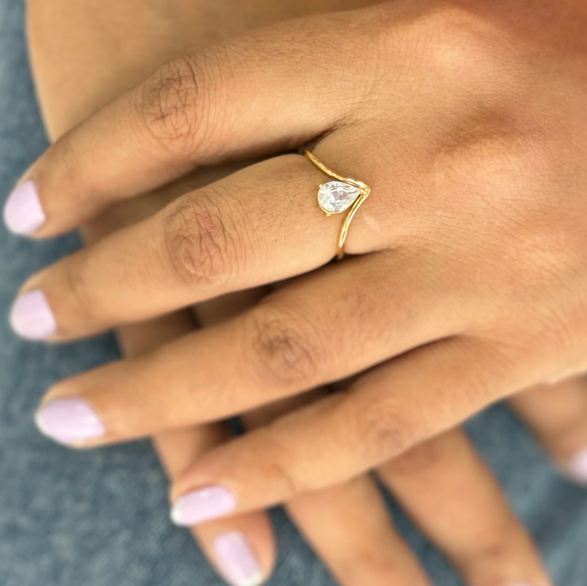 Aria V-Set Pear Ring || DV213