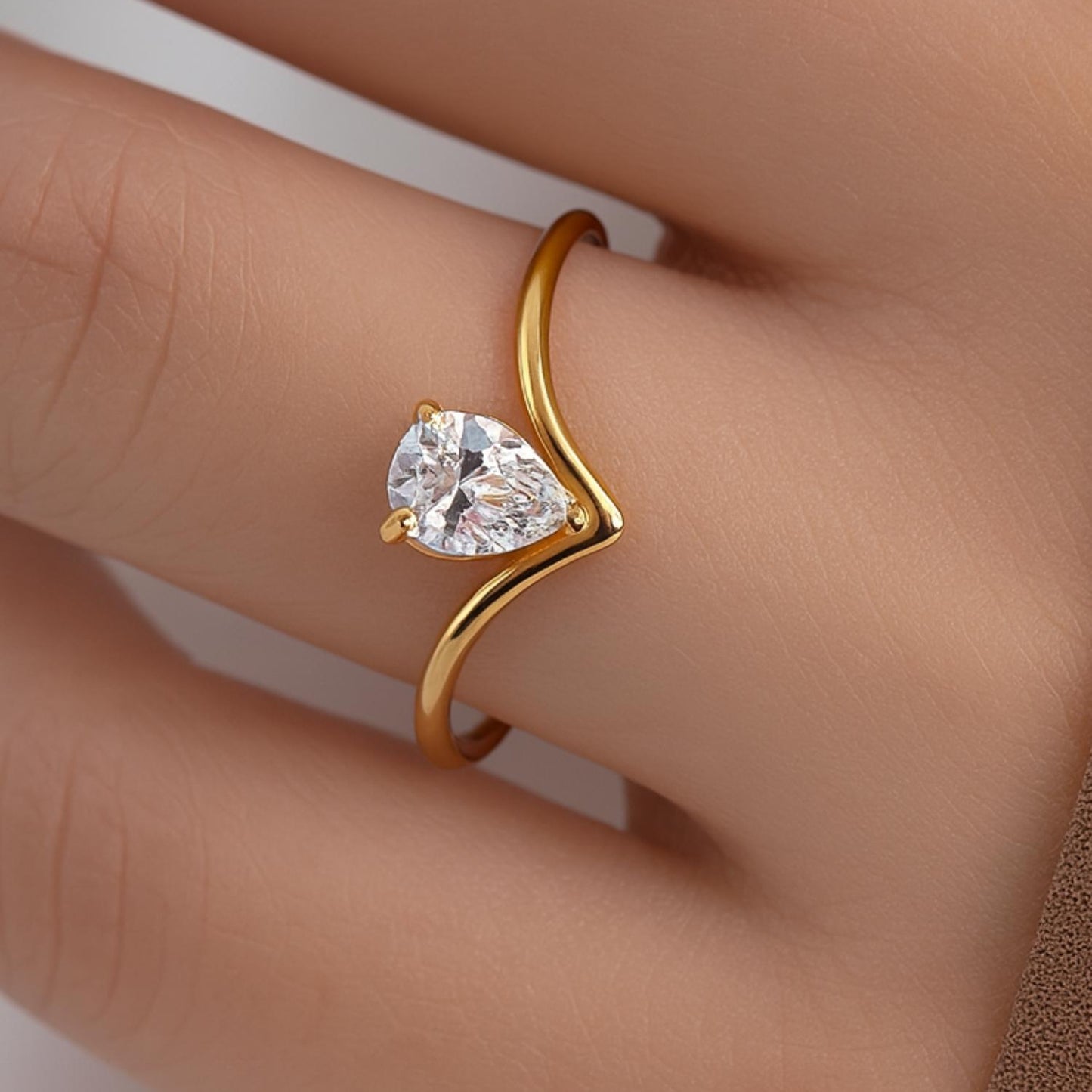 Aria V-Set Pear Ring || DV213