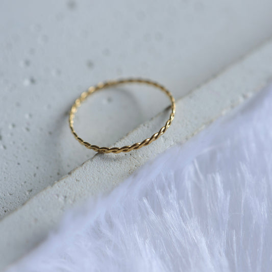 Twist of Gold Ring || DV138