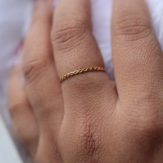 Twist of Gold Ring || DV138